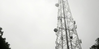 山上有电视天线和卫星天线的通信塔。