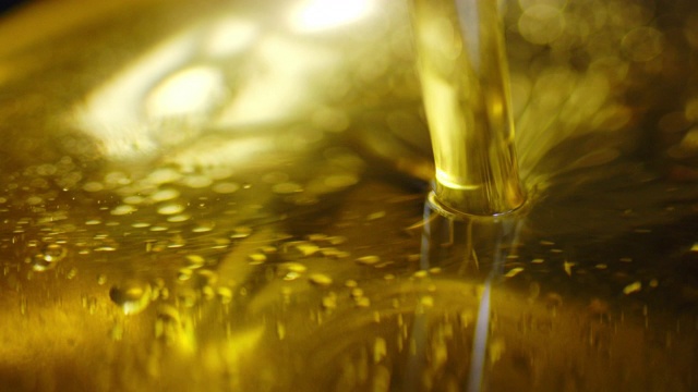 流橄榄油流着气泡。