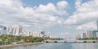 时光流逝:香港的城市景观，高楼林立，蓝天白云