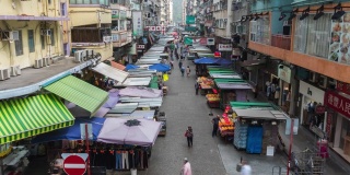 时间:成群的人参观香港孟角区当地的额外市场