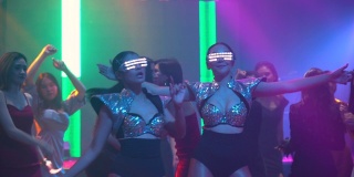 女舞者戴着led光眼镜在俱乐部跳舞