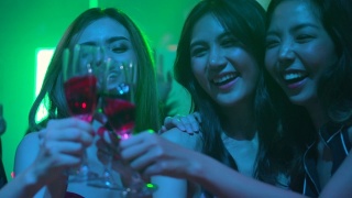 女性朋友拿着香槟在夜店跳舞视频素材模板下载