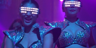 亚洲女性戴着led光眼镜在俱乐部跳舞