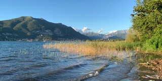 夕阳西下，海浪在高山湖泊的岸边