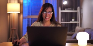 亚洲女性在晚上使用笔记本电脑