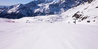 在意大利Cervinia滑雪胜地滑雪的POV