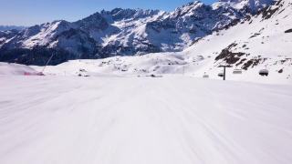 在意大利Cervinia滑雪胜地滑雪的POV视频素材模板下载