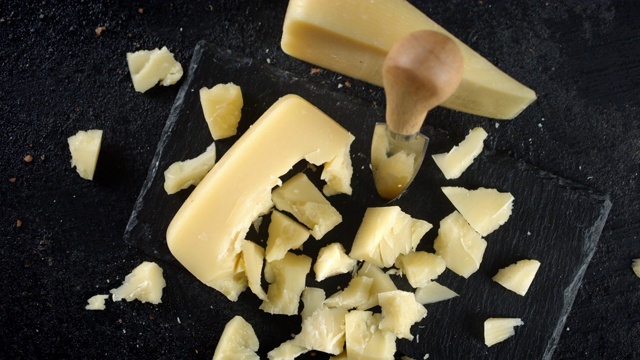 一片片的帕尔马干酪在一块石板上慢慢旋转。