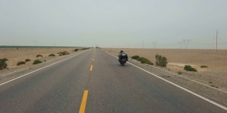 摩托车在戈壁沙漠上行驶的景象