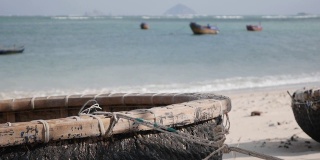 传统的越南圆船在沙滩上的渔村在海上背景。渔船和文化的象征