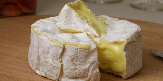 成熟的卡芒贝尔奶酪和一块特写