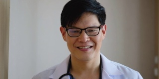 微笑的年轻亚洲医生在看相机放松和快乐后成功的治疗。医院里有经验的医生。医疗、医学的概念,人,医院,技术