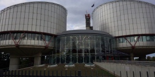 法国斯特拉斯堡- 2019年7月10日:欧洲人权法院。欧洲人权法院是斯特拉斯堡著名的建筑。现代欧洲的法律和司法。法律政府是律师的里程碑。