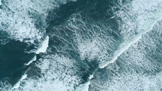 大海碧绿的海水。小风暴时，海面上有白浪翻滚。空中俯瞰高质量的拍摄
