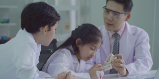 喜欢学习牙齿和清洁的亚洲儿童，医生正在解释和教育儿童的牙齿模型在手