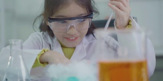 亚洲的孩子在科学实验室里学习，在实验中玩得很开心。使用干冰与水混合产生冷却蒸汽
