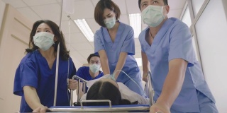 亚洲医疗队将心脏骤停的病人放在担架上进行心肺复苏