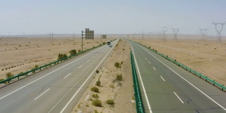 戈壁沙漠公路鸟瞰图