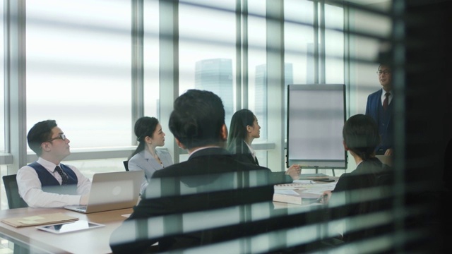 在办公室工作的亚洲公司高管