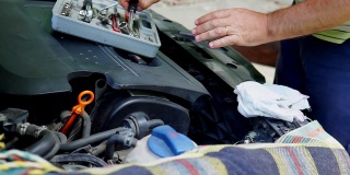 汽车修理工在汽车修理厂修理汽车发动机。维修服务。真实的特写镜头