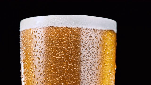 旋转与泡沫金色啤酒的特写视图