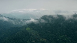 中国陕西秦岭山景鸟瞰图。视频素材模板下载