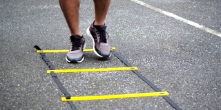特写腿运动员训练与敏捷梯子设备。
