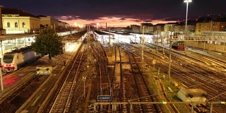 意大利，博洛尼亚-中央火车站(Stazione Centrale)上的夜景，帧数24帧