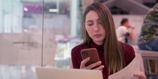 一位20-30岁、穿着休闲的亚洲商务女性正在电脑上查看数据和报告