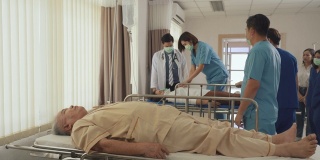医生和医务人员将病人送往急诊室并开始心肺复苏