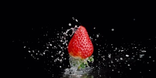 湿草莓在空气中旋转，溅起水珠