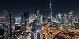 迪拜天际线夜间鸟瞰图/迪拜，阿联酋