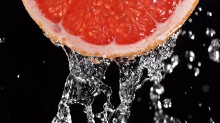 水倒在背光多汁葡萄柚片上视频素材模板下载