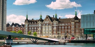 丹麦建筑christian Brygge, Langebro，丹麦。时间流逝的视频。2020年7月，丹麦哥本哈根