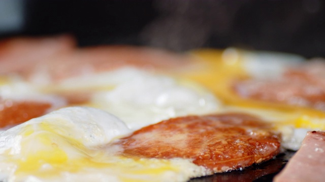 用鸡蛋和蒸汽煎的香肠片。