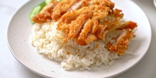 海南鸡饭配炸鸡或蒸鸡饭配炸鸡-亚洲风味
