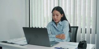 年轻的亚洲女性对在公司工作感到担忧或压力。