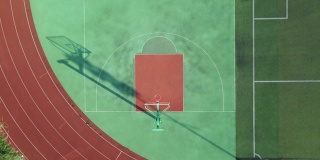 无人机鸟瞰篮球场的半场篮筐