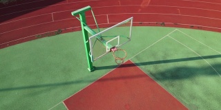 无人机鸟瞰篮球场的半场篮筐