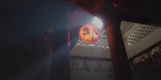佛寺里的中国灯笼。