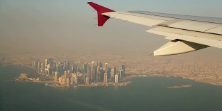 从飞机窗口观看多哈中心。卡塔尔的摩天大楼