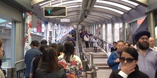 香港中环-半山自动扶梯，人流流动，生活方式。