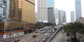 香港的汽车交通与摩天大楼的景色。