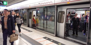 香港地铁站，有人流和火车。
