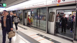 香港地铁站，有人流和火车。视频素材模板下载