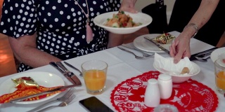 一位女士正在一家中国餐馆里用餐