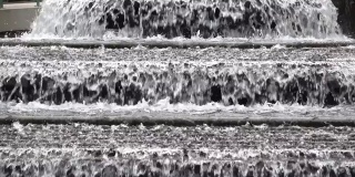 喷泉瀑布特写，水从不同的高度下降。