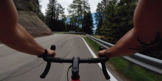 在Dolomites森林的道路上骑自行车竞速的观点