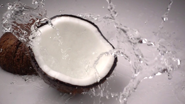 超级慢镜头:椰子汁飞溅