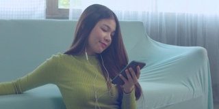 多莉小姐:年轻的亚洲女性用智能手机听音乐